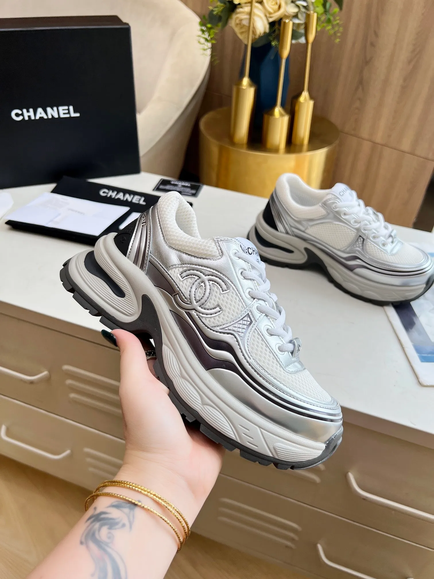 👟👟Ex-factory price 640👟👟 chanel Chanel early spring vacation series latest casual sports shoes silver white, gold white, silver gray, black and red! Incomparably beautiful and easy to wear, very light, the lining is also super soft, super comfortable, the upper is breathable, the color is high-end and durable, versatile. Upper: cowhide and cloth stitching. Inner: breathable mesh. Original foam combination outsole. Size: 35-40.